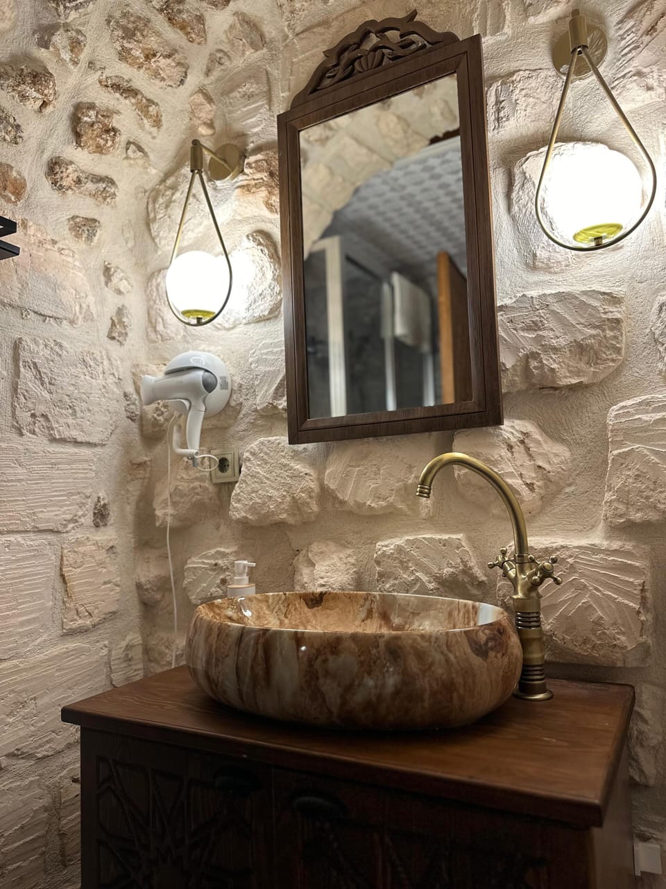 RAHSAN | Bathroom | Shower, hydromassage showerhead, hair dryer, towels