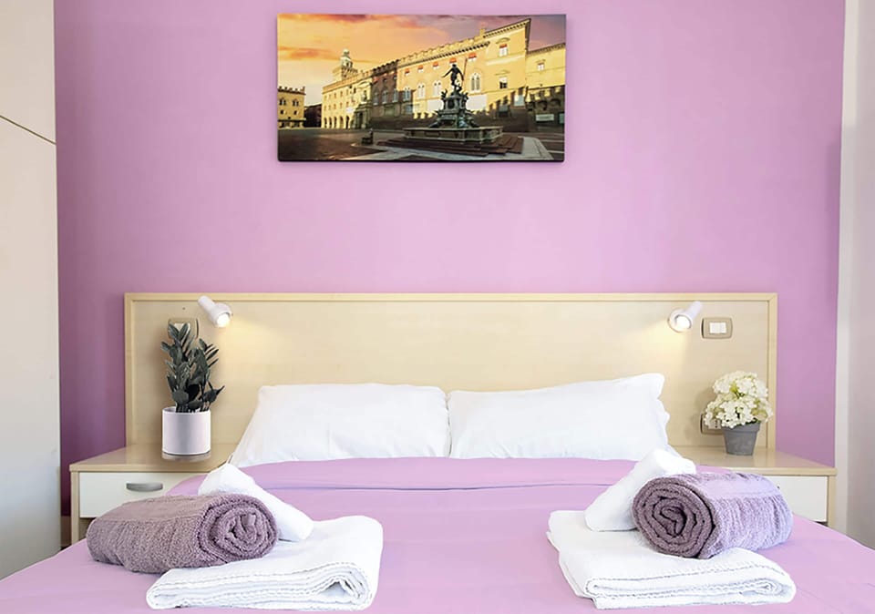 Double Room, Ensuite, Ground Floor | Hypo-allergenic bedding available, down comforters, desk