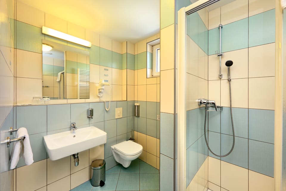Shower, hydromassage showerhead, free toiletries, hair dryer