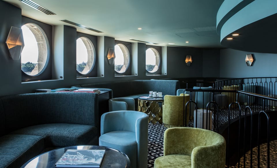 2 bars/lounges