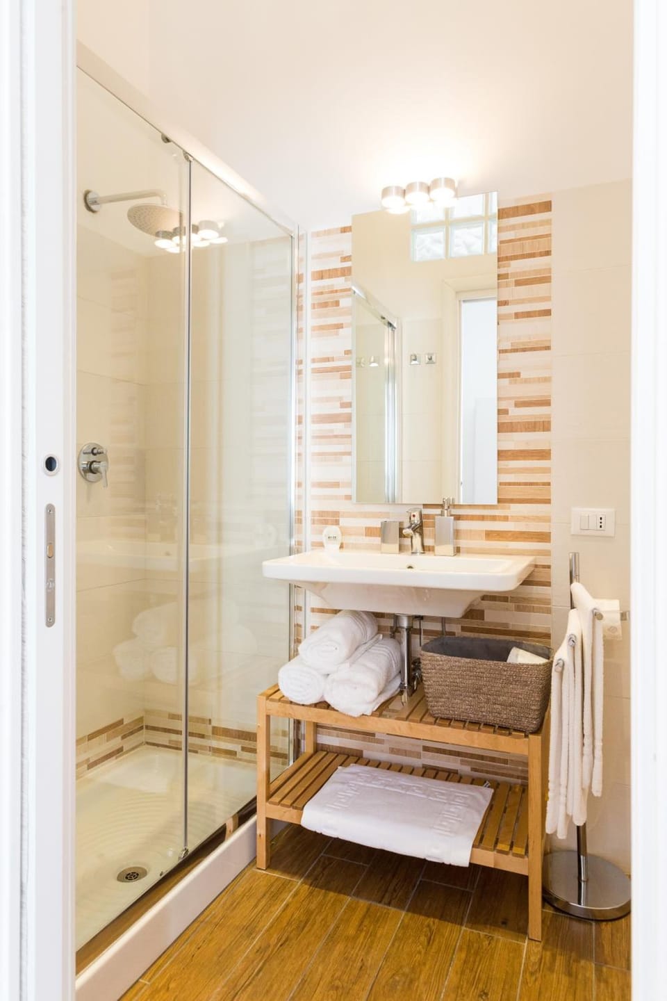 Superior Room | Bathroom | Shower, rainfall showerhead, free toiletries, hair dryer