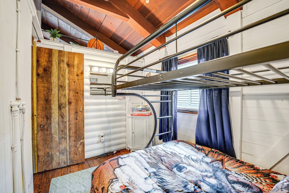 Inviting Cabin ~ 10 Mi to Silver Dollar City Cottage in Kimberling City