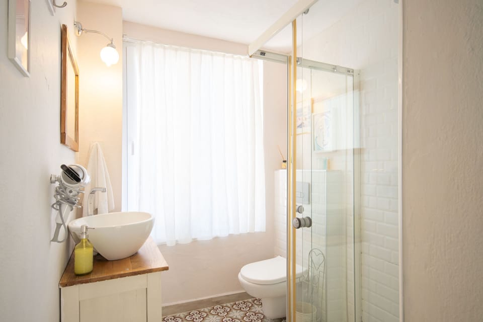 No 2 Standard Room | Bathroom | Shower, rainfall showerhead, hair dryer, towels