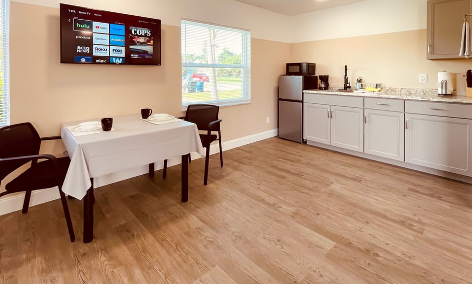 Classic Studio | Private kitchen | Dining tables