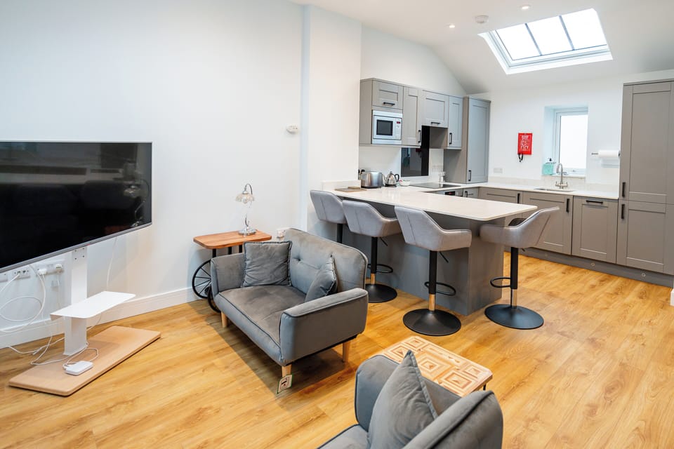 Standard Cottage | Private kitchen | Full-size fridge, microwave, oven, stovetop