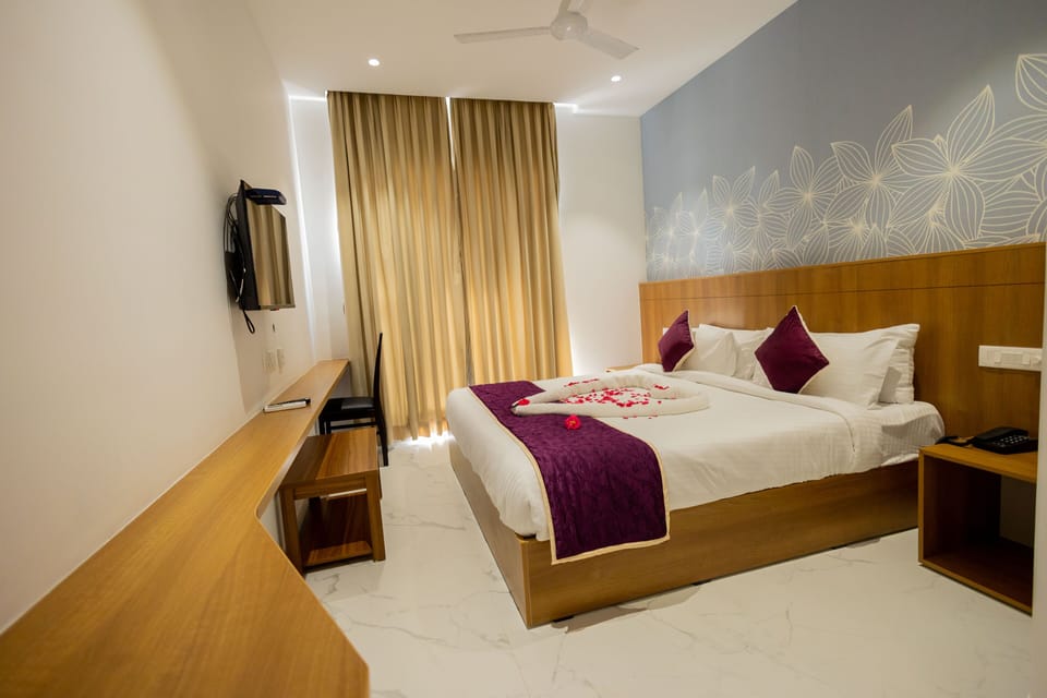 Deluxe Room, 1 King Bed | 1 bedroom, WiFi (free), bed sheets