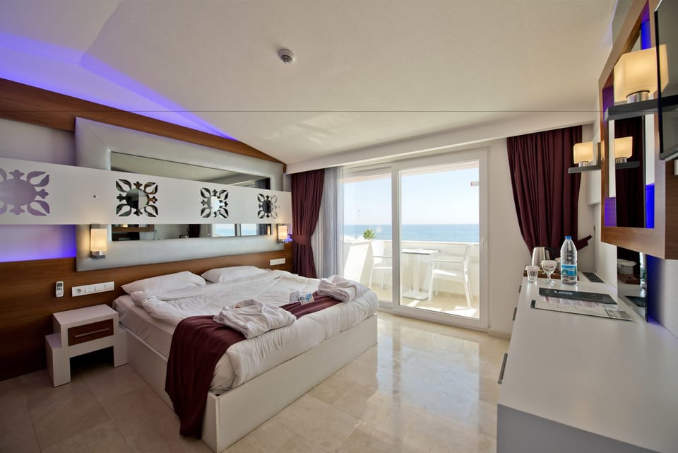 Deluxe Room, Sea View | Minibar, in-room safe, WiFi, bed sheets