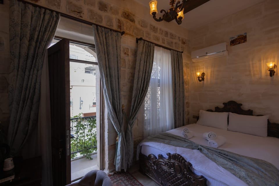 Standard Room, 1 Queen Bed | In-room safe, individually furnished, desk, blackout drapes