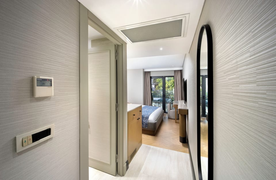Comfort Room | Premium bedding, minibar, in-room safe, laptop workspace