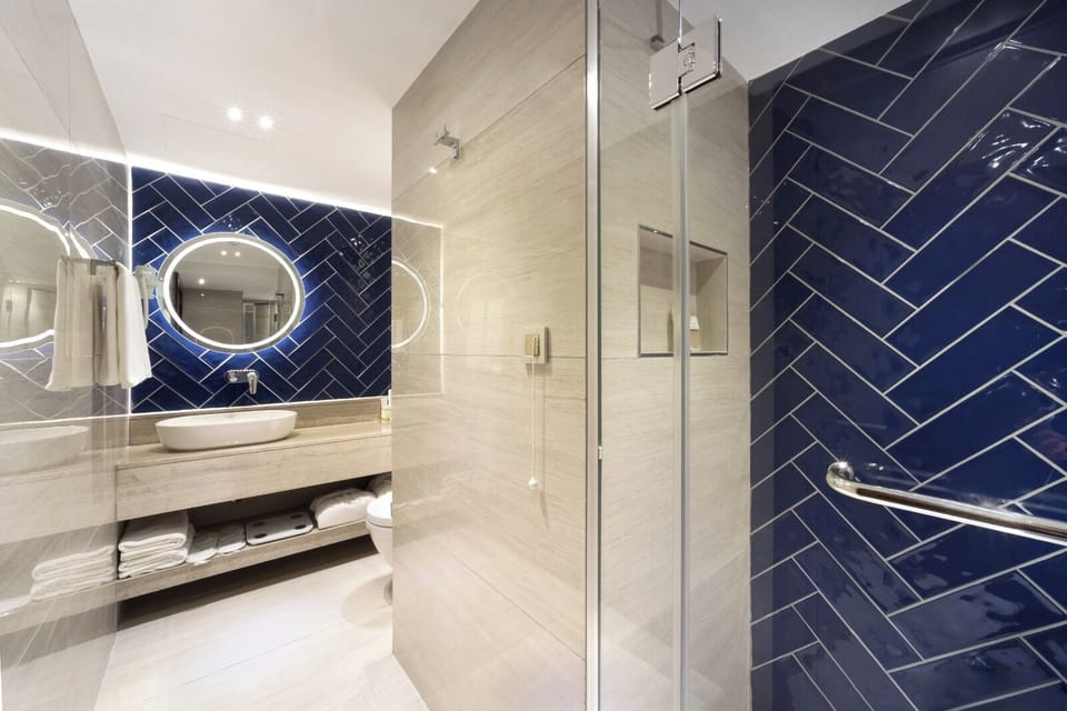Penthouse Suite | Bathroom | Shower, free toiletries, hair dryer, bathrobes