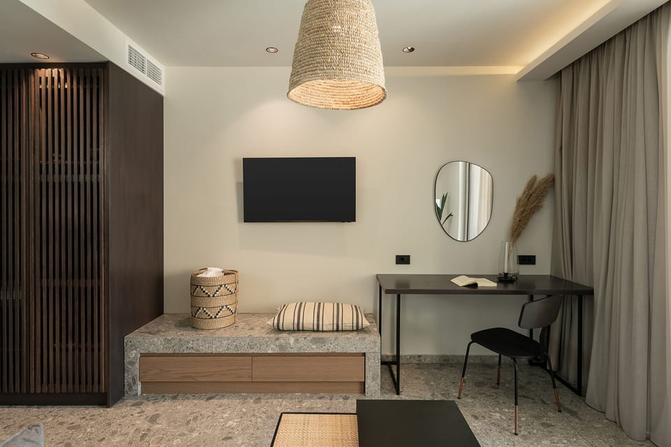 Deluxe Room, 1 King Bed | In-room safe, desk, blackout drapes, soundproofing