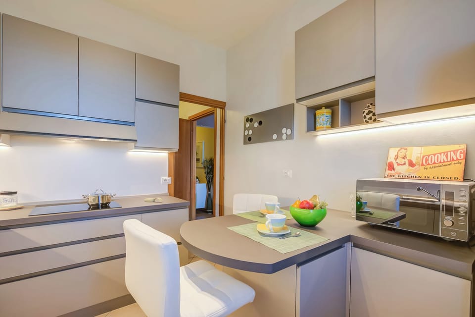 Family Apartment, Multiple Bedrooms (Alelù Classy And Chic Stresa Center) | Dining room