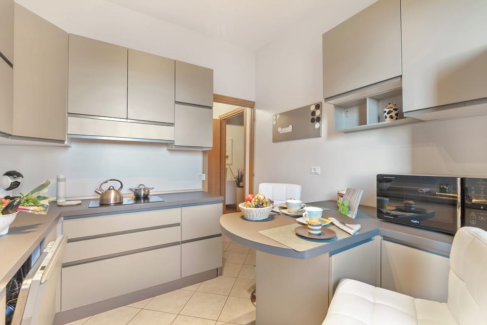 Family Apartment, Multiple Bedrooms (Alelù Classy And Chic Stresa Center) | Private kitchen | Fridge, microwave, oven, stovetop