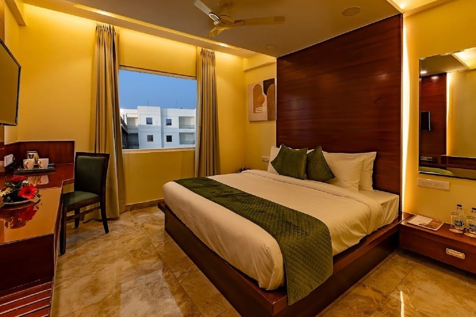 Deluxe Double Room, 1 King Bed | Desk, blackout drapes, soundproofing, iron/ironing board