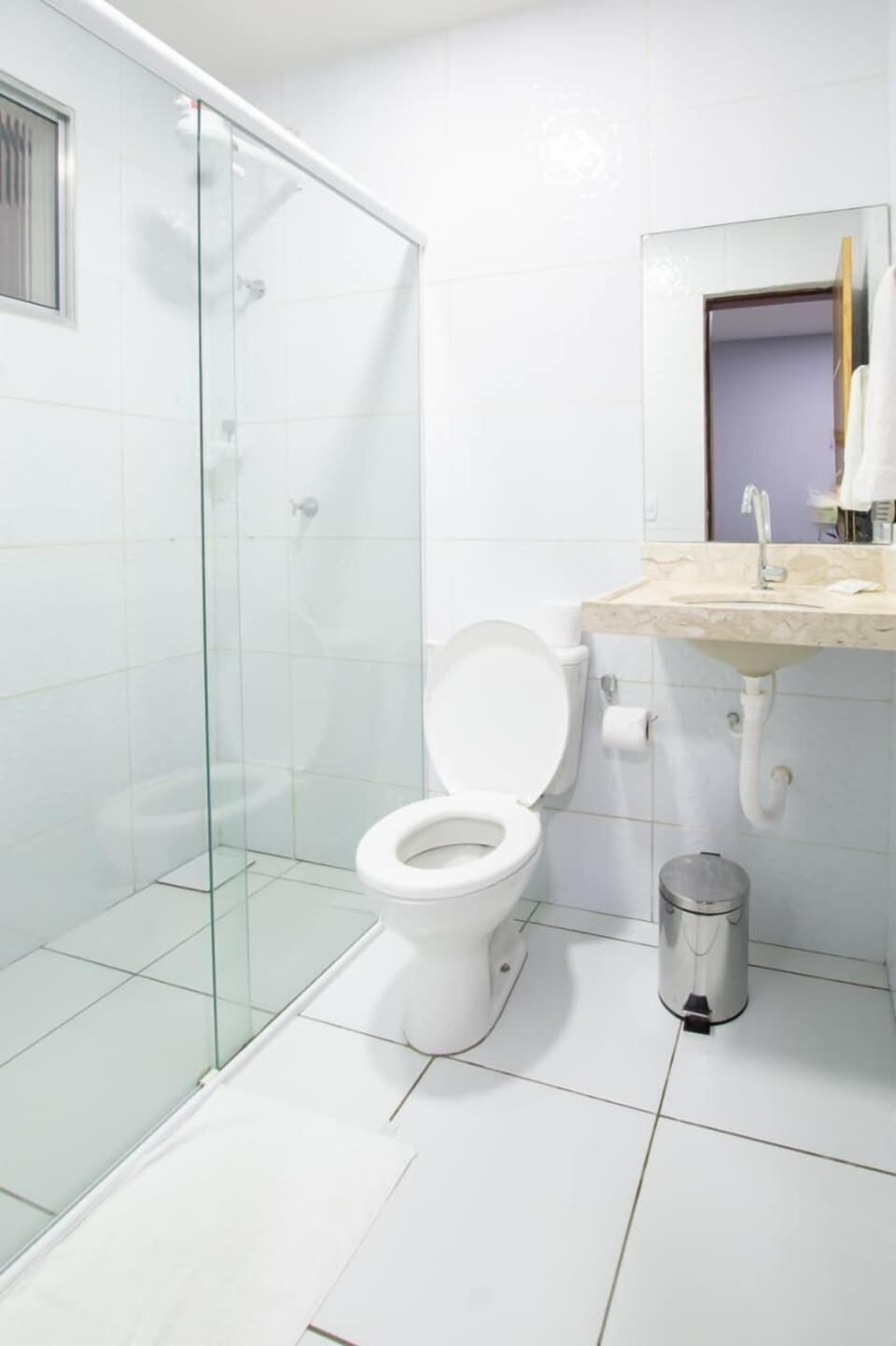 Shower, bidet, towels, toilet paper
