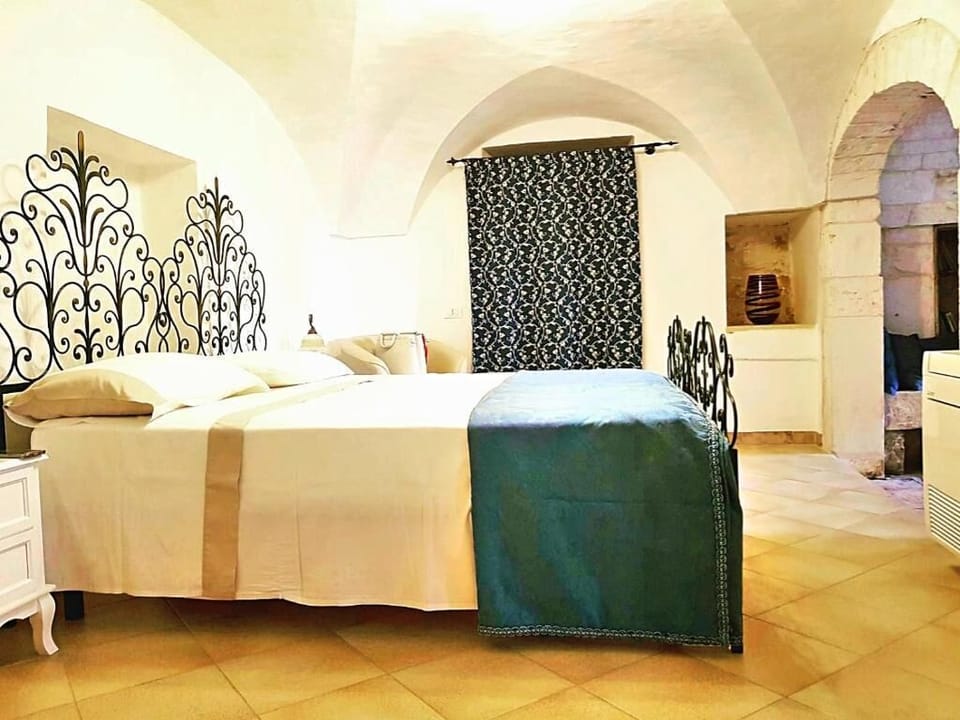 Egyptian cotton sheets, premium bedding, down comforters, in-room safe