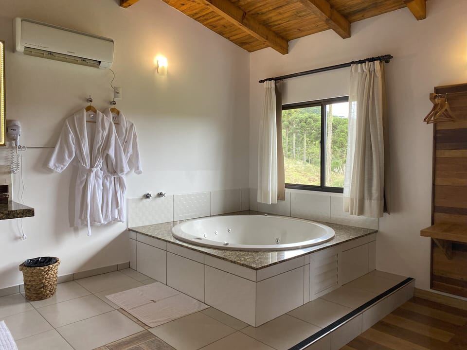 Deluxe Studio Suite | Premium bedding, free WiFi, bed sheets