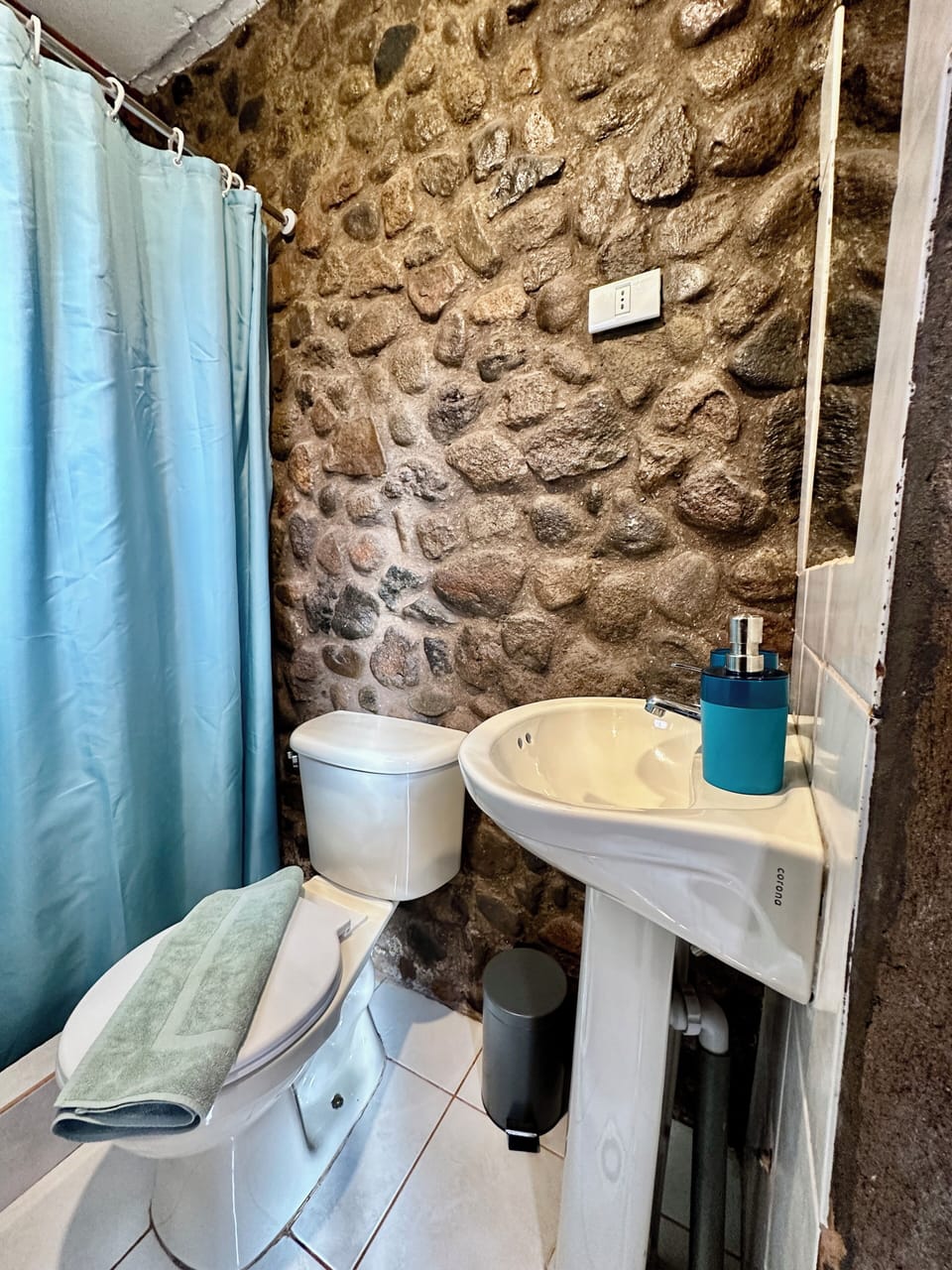Deluxe Triple Room | Bathroom | Shower, rainfall showerhead, hair dryer, towels