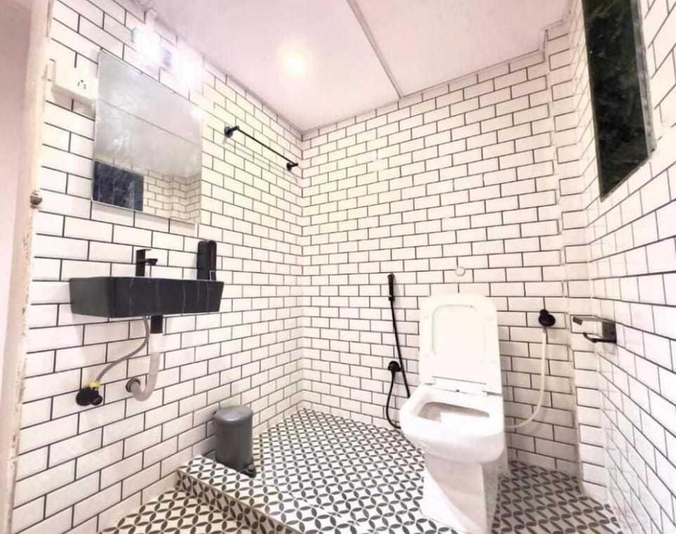6 bed Female dormitory | Bathroom | Shower, rainfall showerhead, hair dryer, toilet paper