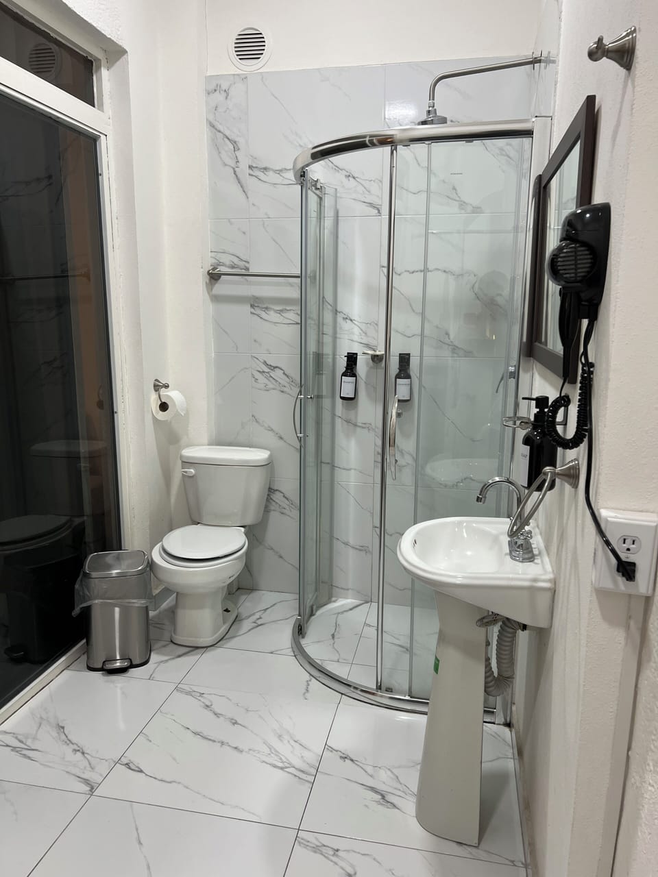 Signature Twin Room, Multiple Beds | Bathroom | Shower, free toiletries, towels, soap