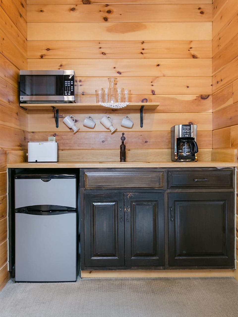 Honeymoon Studio Suite | Private kitchen | Stovetop, cookware/dishes/utensils