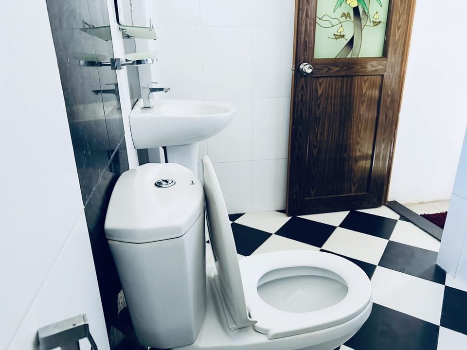 Standard Double or Twin Room | Bathroom | Free toiletries, towels