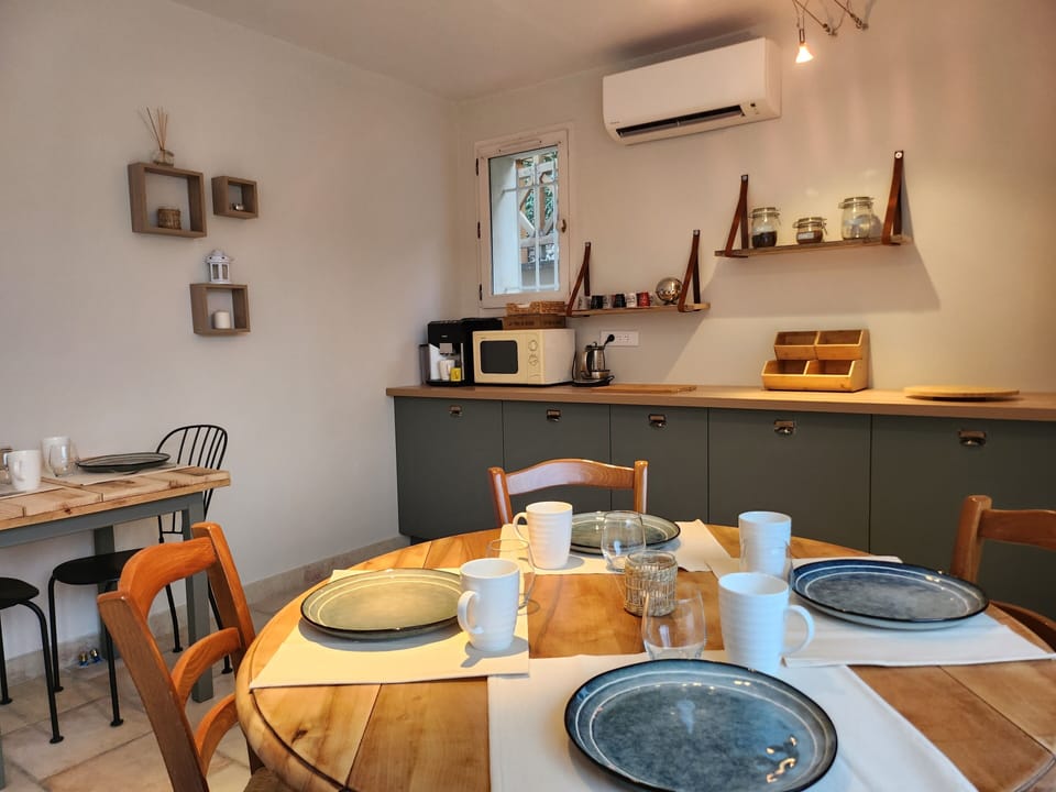 81-cm flat-screen TV with digital channels