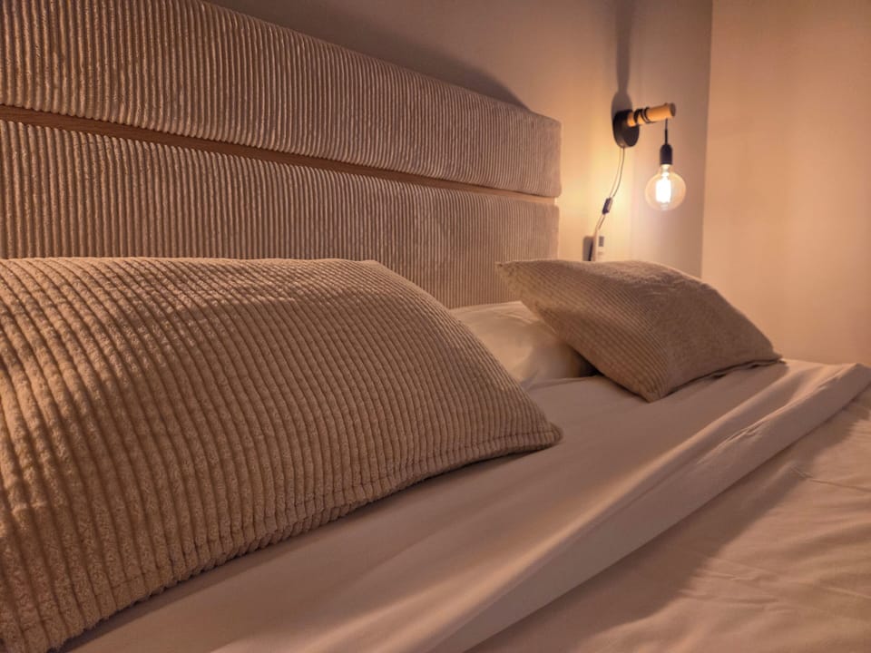 Room (Le tournesol) | Laptop workspace, blackout drapes, soundproofing, free WiFi