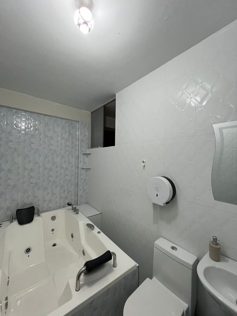 Honeymoon Room | Bathroom | Shower, rainfall showerhead, free toiletries, hair dryer (on request)