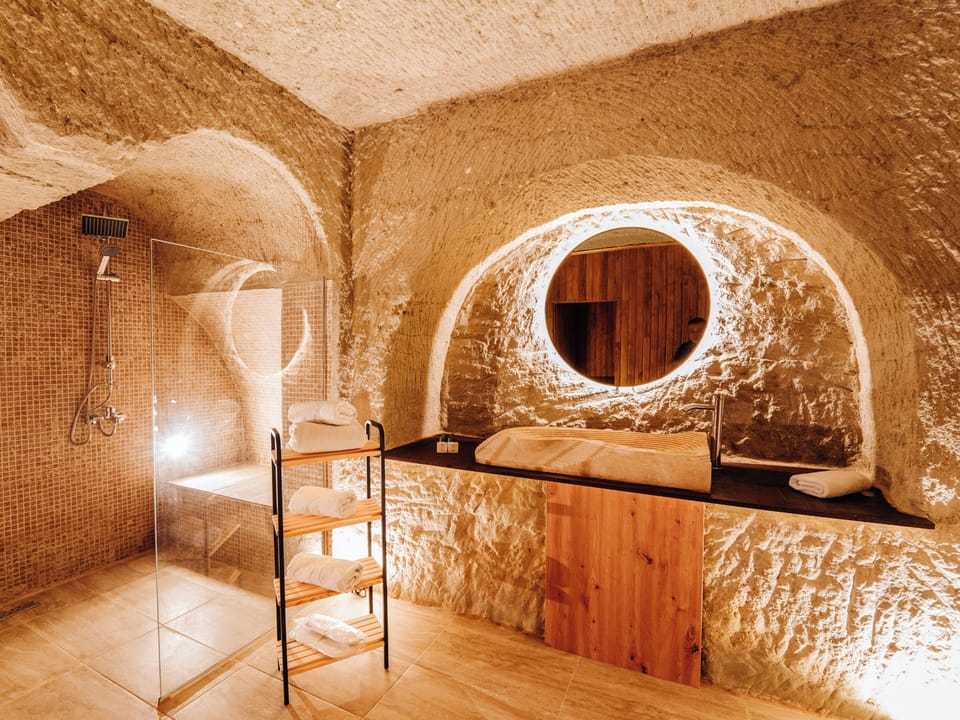 Gomeda Private Pool Hammam Cave Suite | Bathroom | Eco-friendly toiletries, hair dryer, slippers, towels