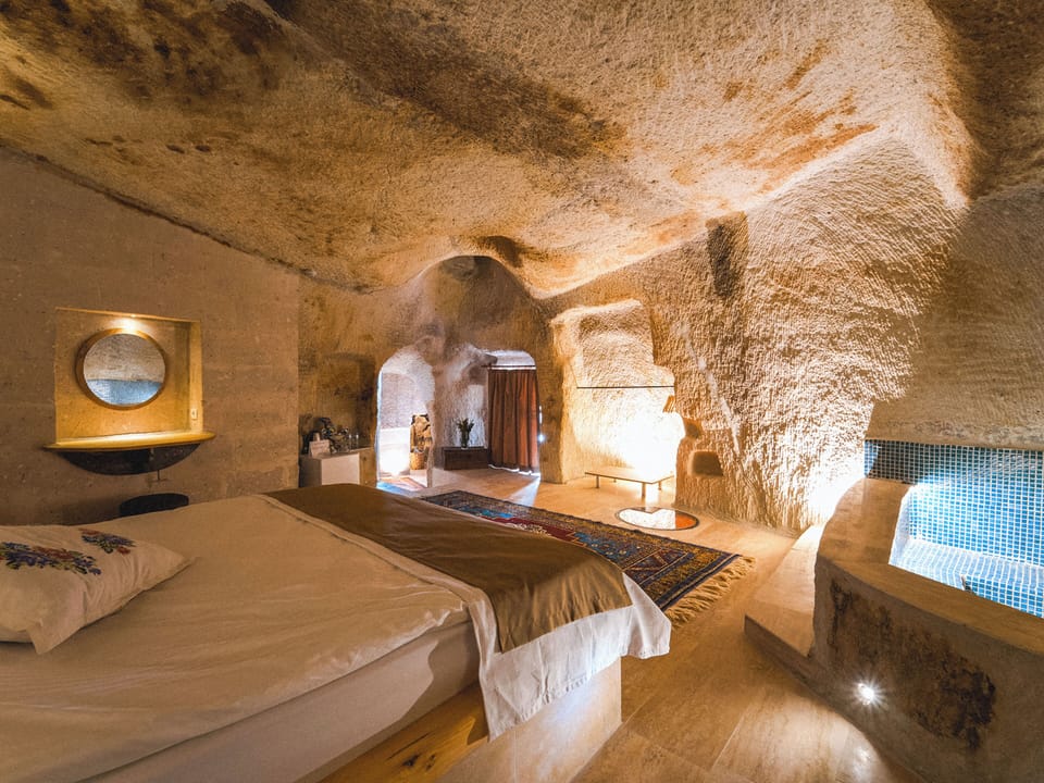 Uzengi Relaxation Pool Deluxe Cave Suite | Minibar, individually decorated, individually furnished, soundproofing