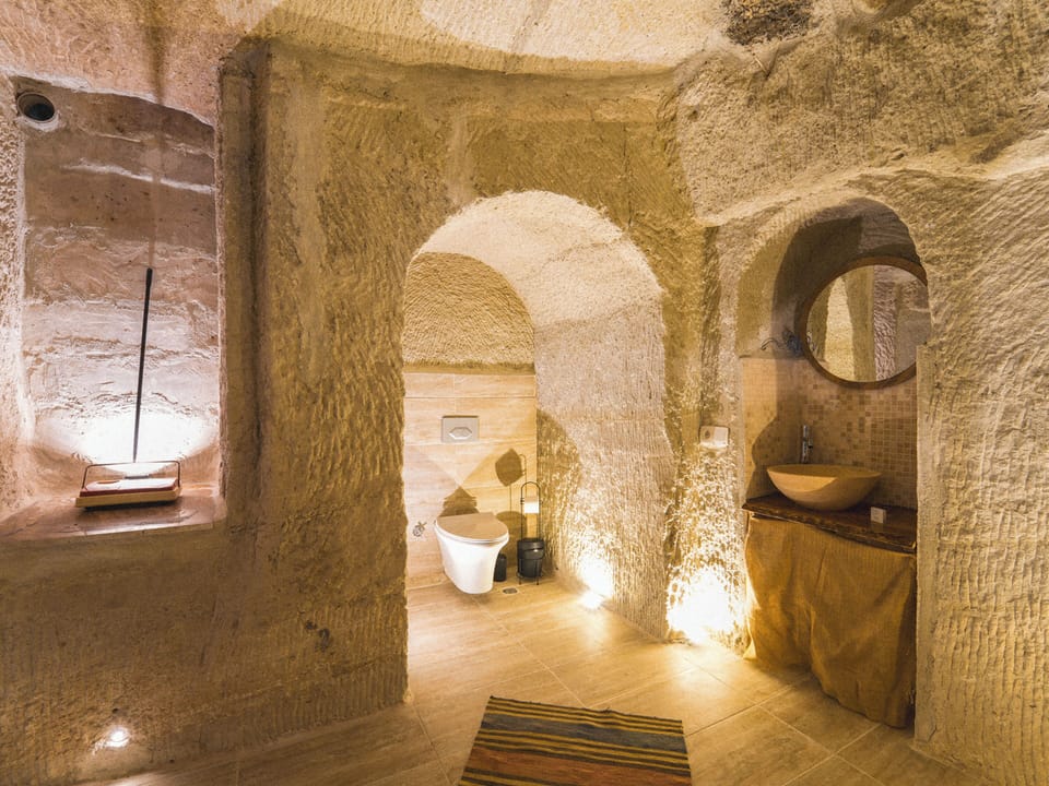 Gomeda Private Pool Hammam Cave Suite | Bathroom | Eco-friendly toiletries, hair dryer, slippers, towels