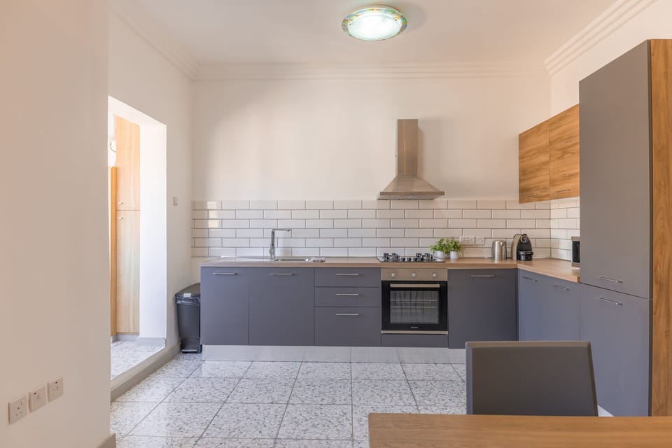 Fridge, oven, stovetop, cookware/dishes/utensils
