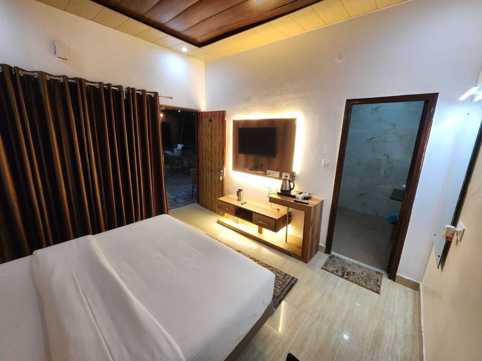Executive Room | Down comforters, in-room safe, iron/ironing board, WiFi (free)