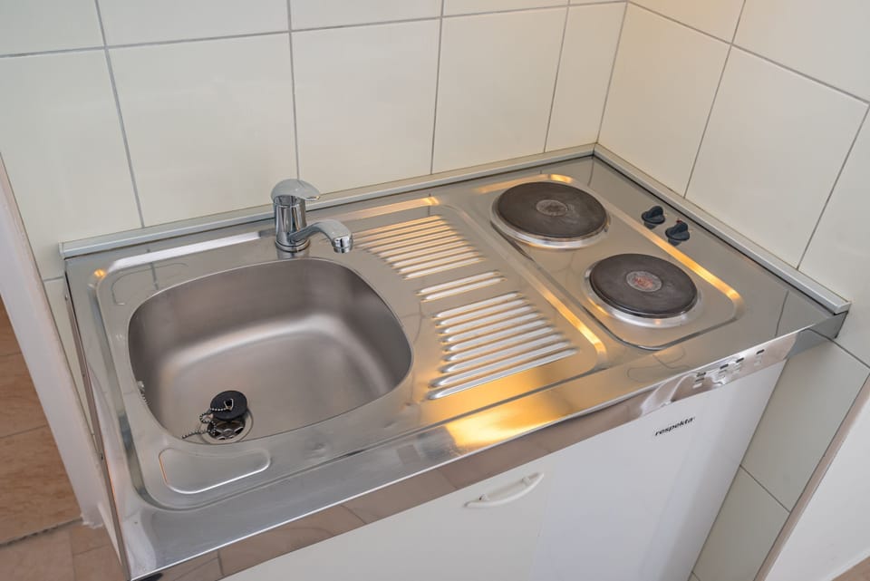 Studio, Garden View | Private kitchen