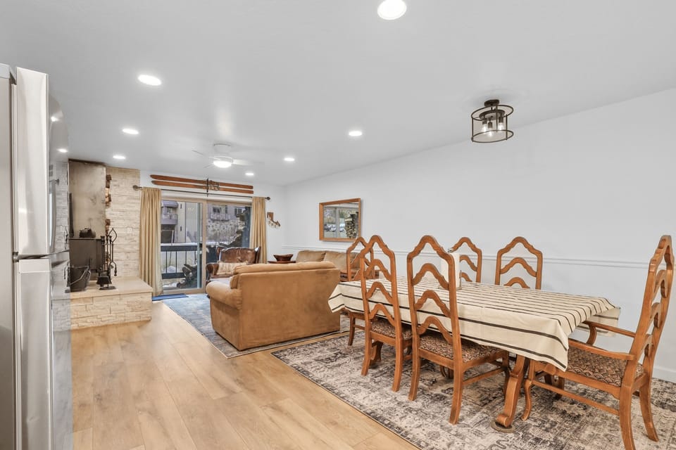 Condo, 2 Bedrooms | Dining
