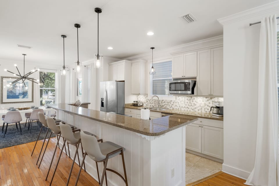 Full-size fridge, microwave, oven, stovetop