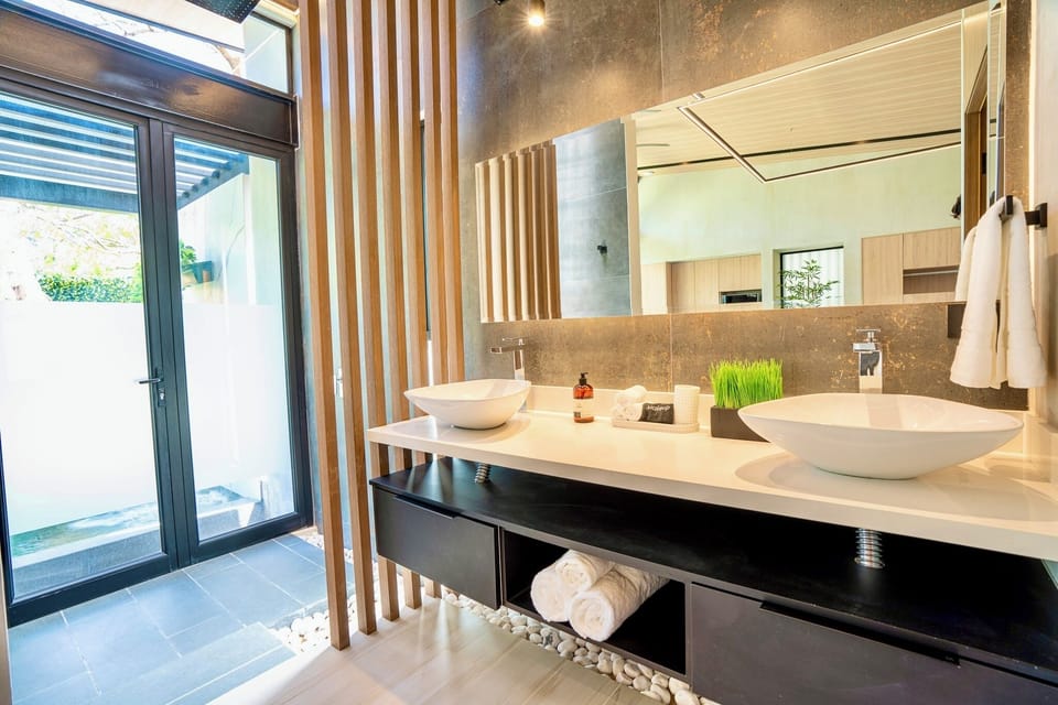 Romantic Suite | Bathroom | Shower, rainfall showerhead, hair dryer, towels
