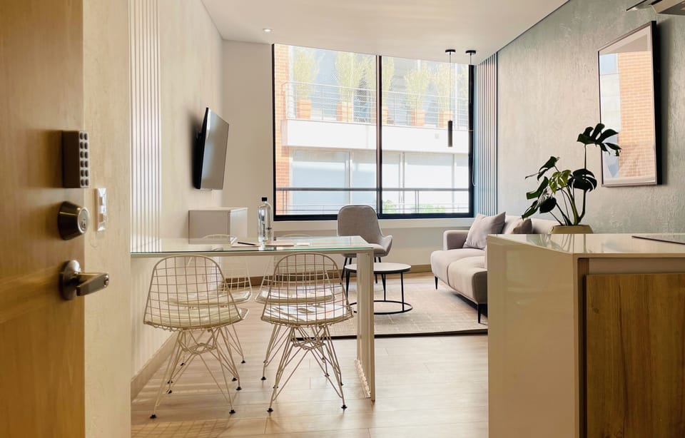 Apartment, 2 Bedrooms (704) | Living area | 40-inch Smart TV with cable channels