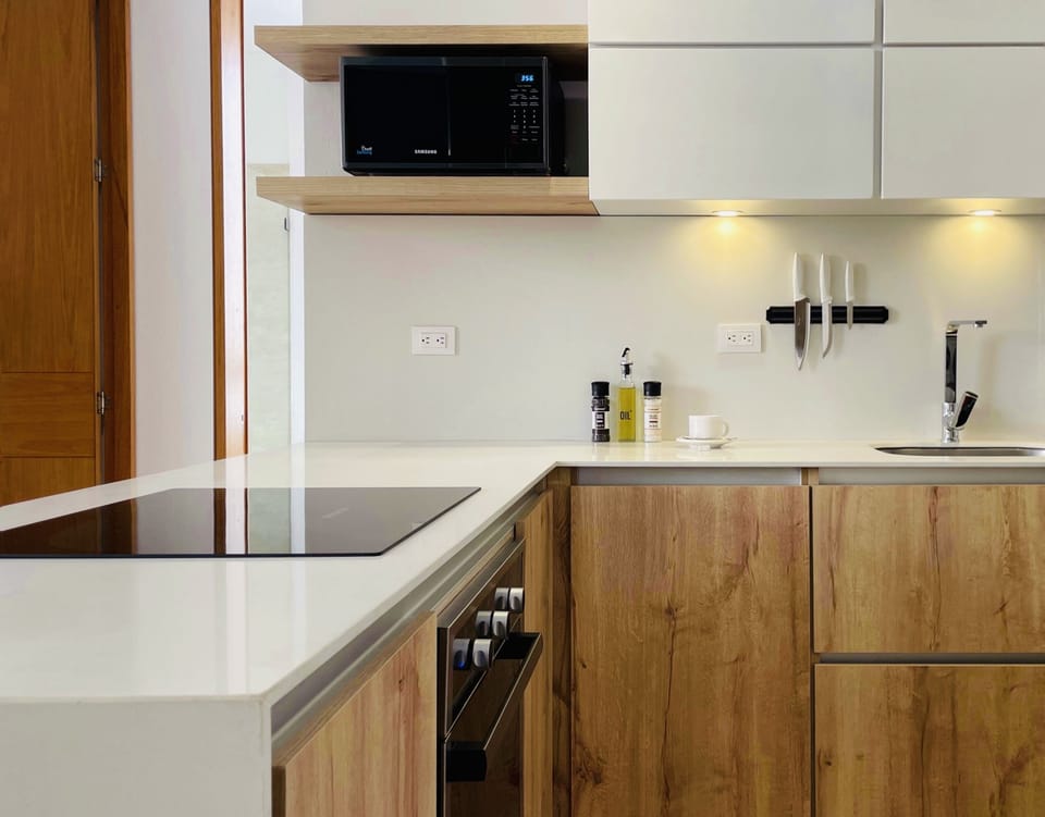 Apartment, 2 Bedrooms (704) | Private kitchen | Fridge, microwave, oven, stovetop