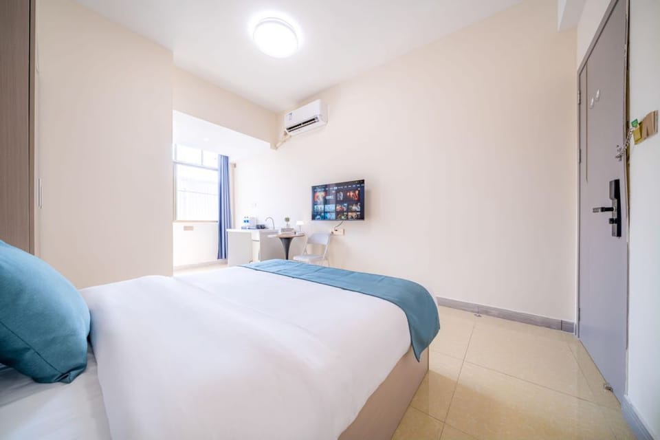 Deluxe King Room | Desk, blackout drapes, WiFi (free)