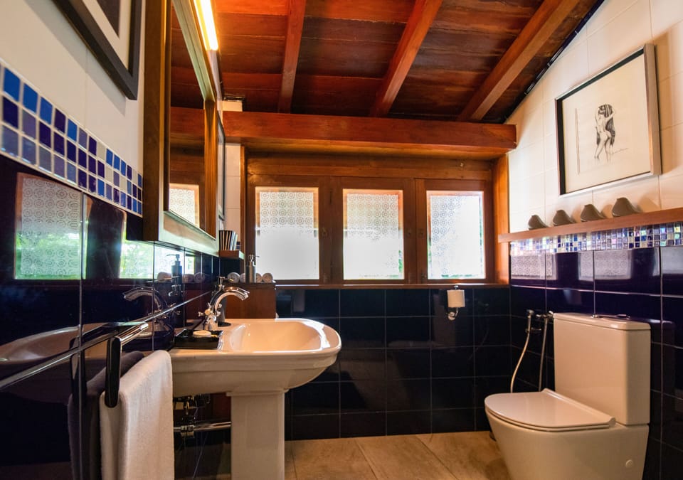 Premium Family Suite with Sitting Area - Evening Tea Service Included | Bathroom | Shower, rainfall showerhead, free toiletries, hair dryer
