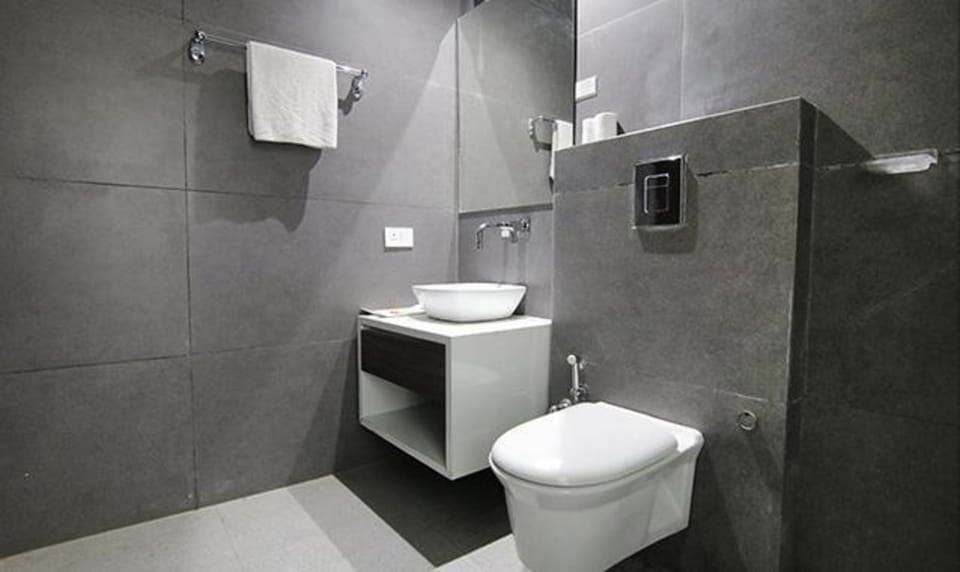 Deluxe Room | Bathroom | Shower, rainfall showerhead, free toiletries, towels