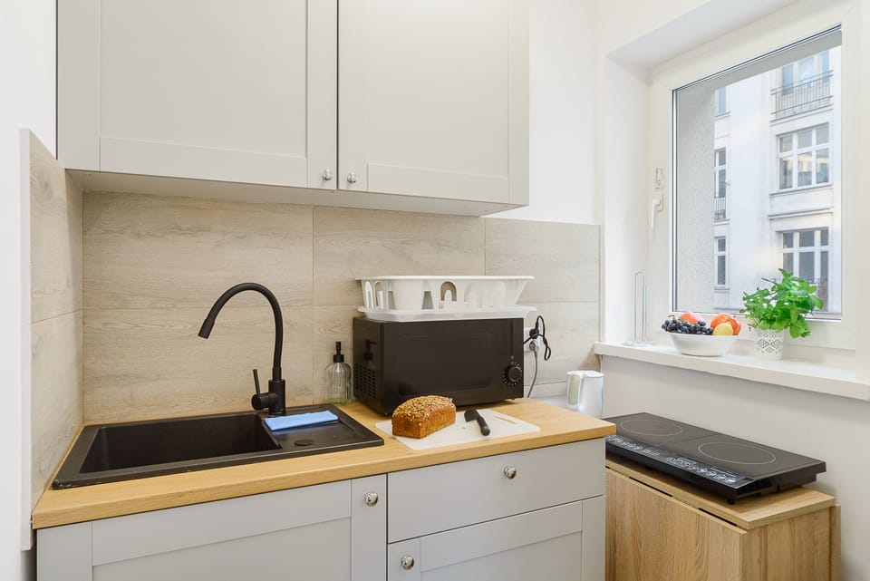 Classic Apartment | Private kitchen | Mini-fridge, microwave, stovetop, electric kettle