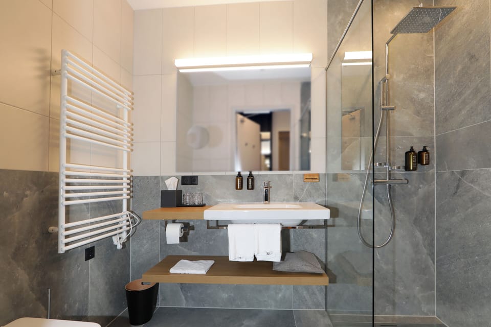 Suite | Bathroom | Hair dryer, towels