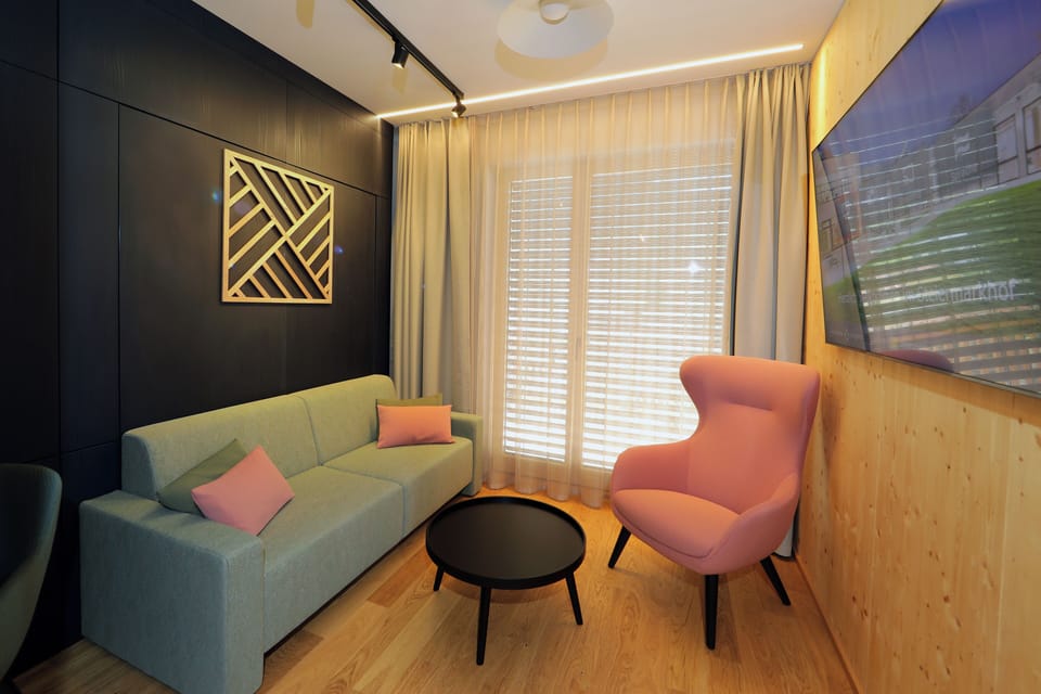 Suite | In-room safe, desk, blackout drapes, soundproofing