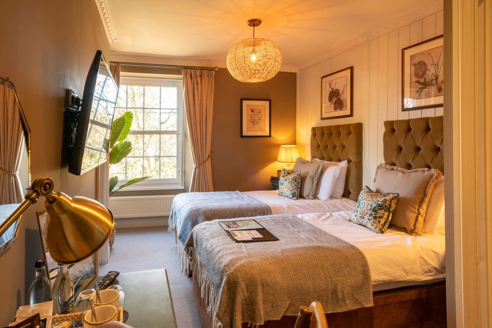 Signature Twin Room, Ensuite | In-room safe, desk, free WiFi