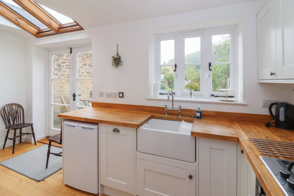 Cottage | Private kitchen | Fridge, dishwasher, electric kettle, toaster