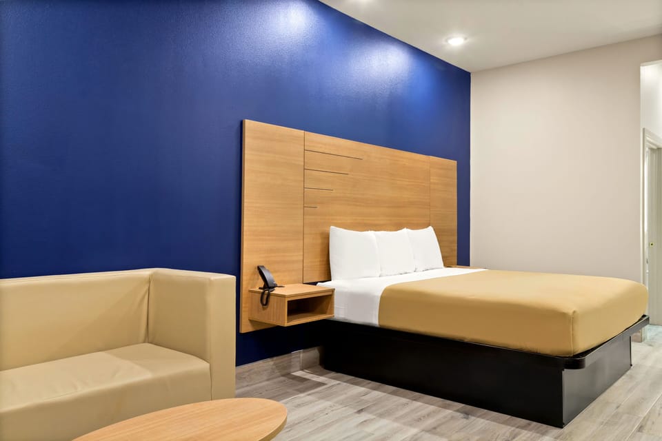 Basic Room, 1 King Bed, Non Smoking | 1 bedroom, iron/ironing board, WiFi (free)