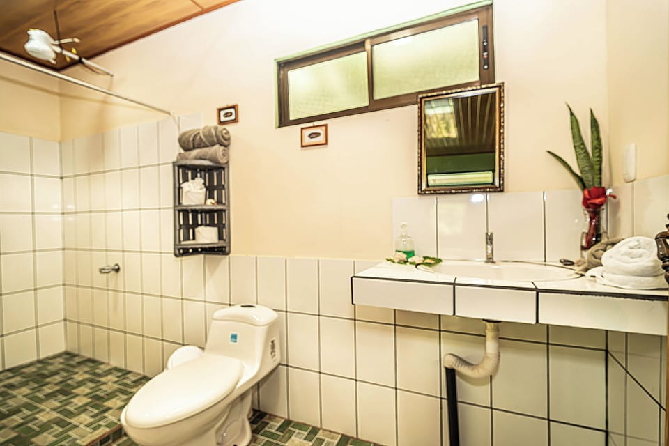 Cabin #3 | Bathroom | Bathtub, hair dryer, towels, shampoo